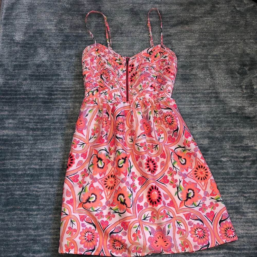 Mini floral dress with zipper at the top